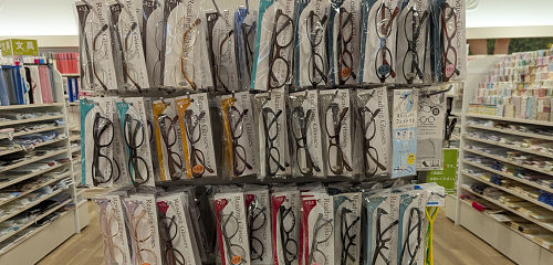 100均セリアの老眼鏡